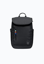 Zwarte rugzak met klep, een ritsvak met gekleurde strepen en het logo 'GOT BAG'. Zijkanten met open vakken.