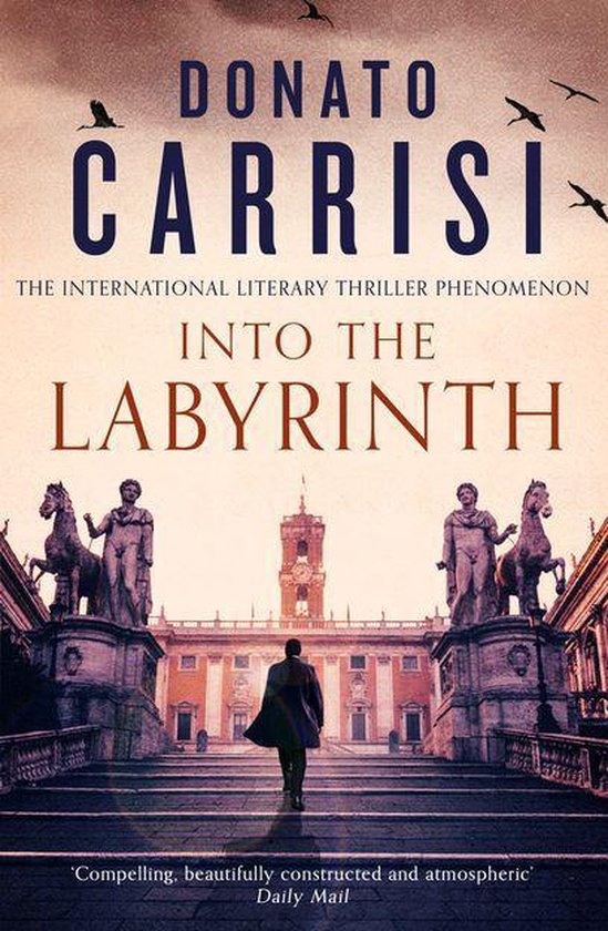Couverture du livre "Into the Labyrinth" par Donato Carrisi. Un homme s'éloigne de la caméra vers un grand bâtiment avec des statues et des chevaux. Des oiseaux volent au-dessus.
