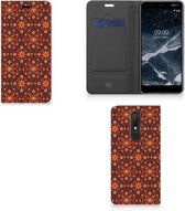 Nokia 5.1 (2018) Hoesje met Magneet Batik Brown