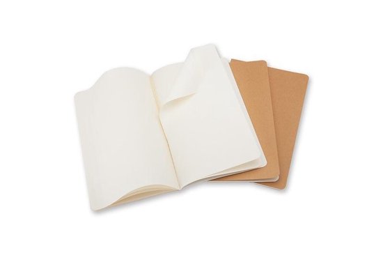Een open notitieboek met crème pagina's, met een bruine kaft en een ander bruin notitieboek ernaast, met een opgeslagen hoek.