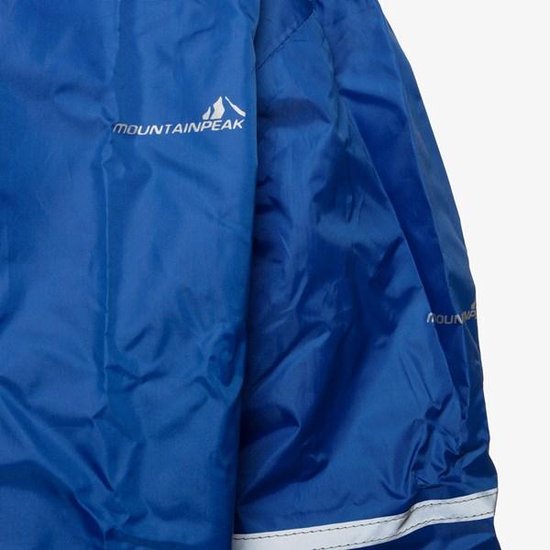 Detail van een blauwe regenjas met op de mouw het 'MOUNTAINPEAK' logo en reflecterende strepen.