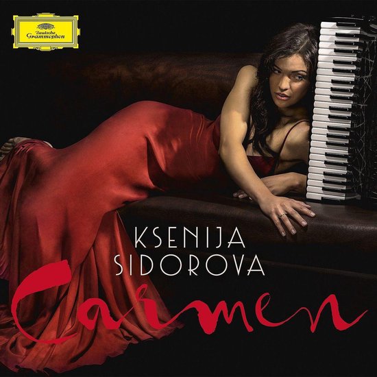 Vrouw in rode jurk met accordeon, Ksenija Sidorova Carmen