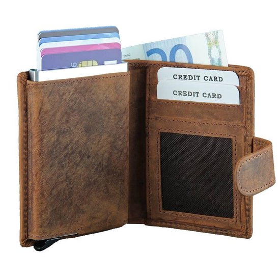 Bruine leren portemonnee, open met verschillende creditcards en eurobiljetten erin.