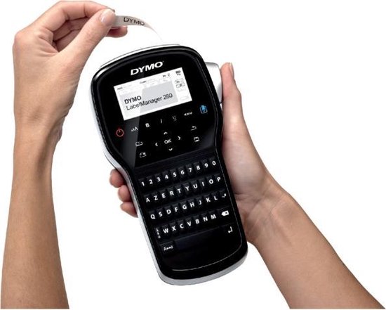 Handen houden de DYMO LabelManager 280 labelprinter vast en trekken een etiket uit.