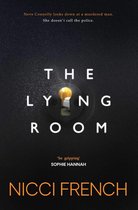 Boekomslag van "The Lying Room" met de tekst "THE LYING ROOM" en "NICCI FRENCH". Centraal een sleutelgat met een reflectie.