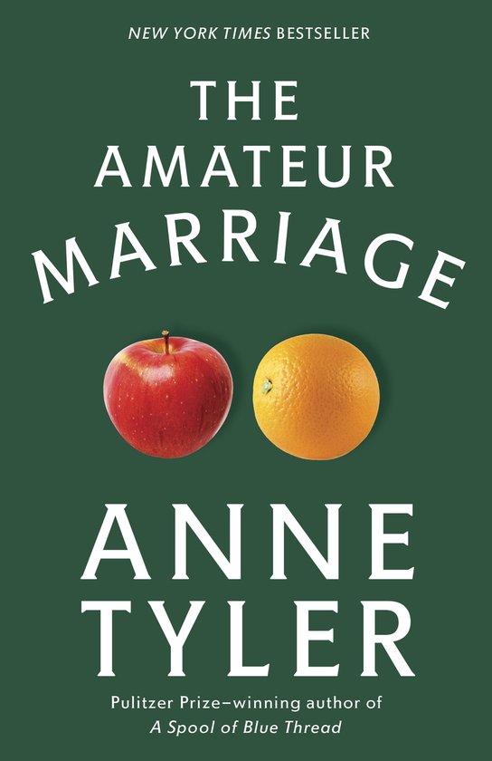 Boekcover 'The Amateur Marriage' met rode appel en sinaasappel op een groene achtergrond.