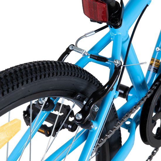 Achterwiel, remmen en ketting van een blauwe Hiland tienerfiets.