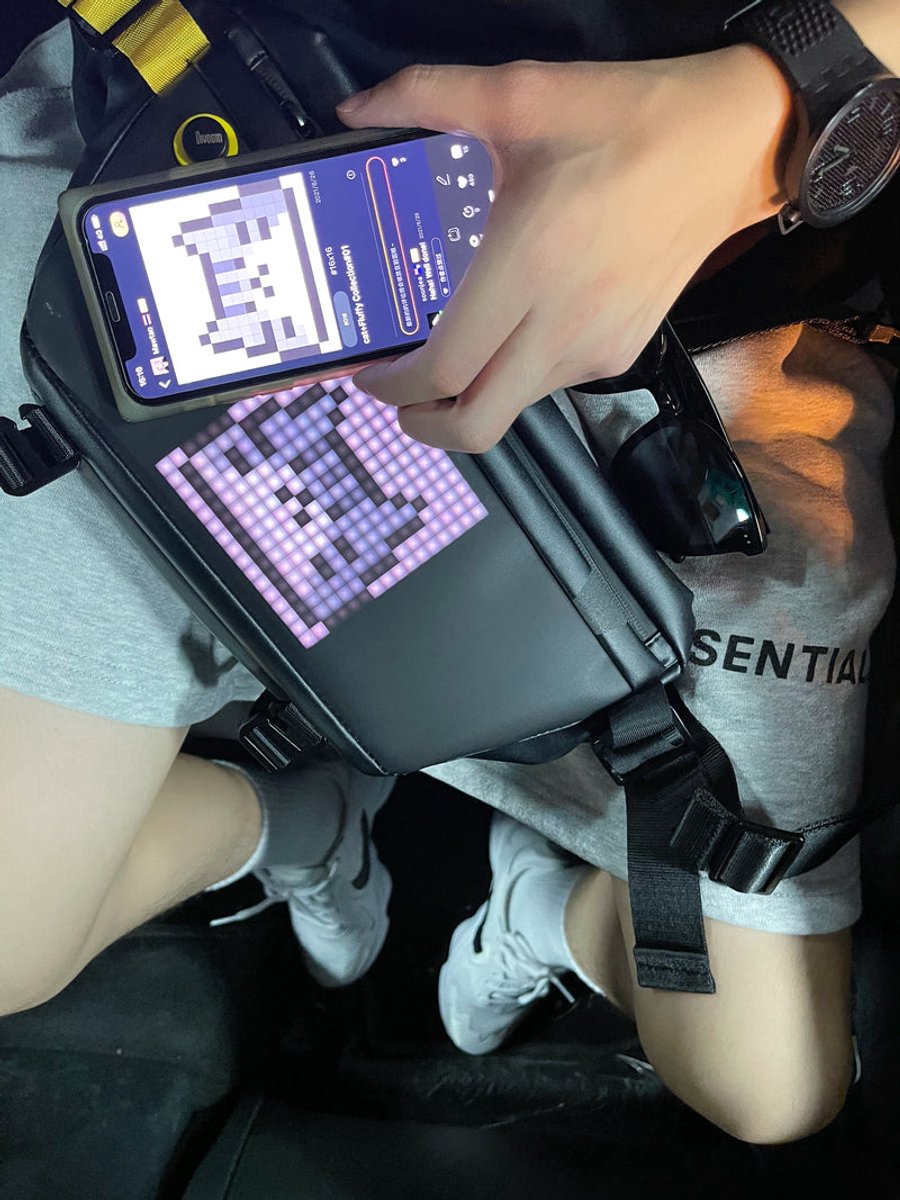 Divoom Pixoo - Schoudertas - Pixoo Slingbag - Aanpasbaar Beeldscherm - met App - Bluetooth 5.0 - Waterdicht - Zwart