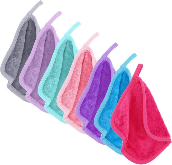 Set van zeven gekleurde make-up removerdoekjes in grijs, paars, cyaan, roze, paars, blauw en rood.