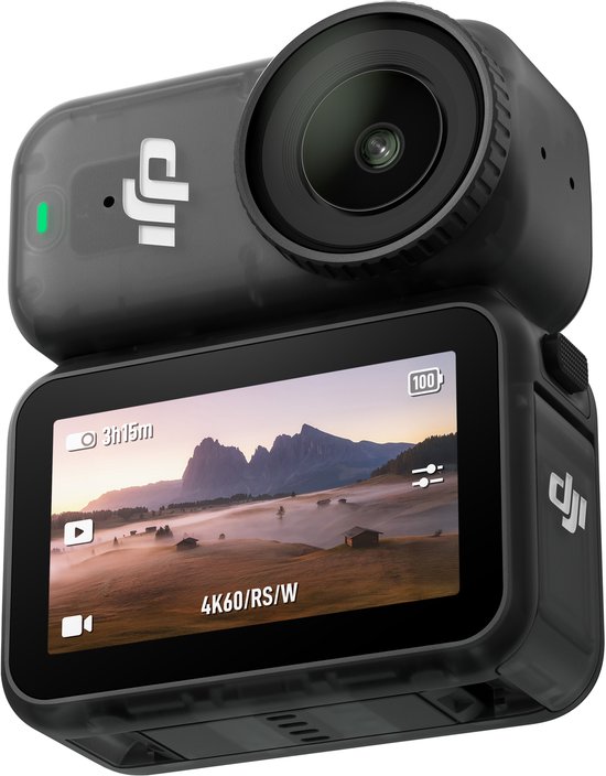 Zwarte DJI action camera met lens aan de voorkant en touchscreen aan de achterkant die een landschap toont.