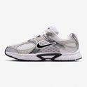 Witte Nike sneaker met zilveren en grijze accenten, en een zwarte swoosh.