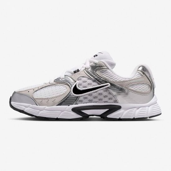 Witte Nike sneaker met zilveren en grijze accenten, en een zwarte swoosh.