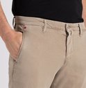 Mannen met beige Mac Jeans chino, detail van de voorkant met de hand in de zak.