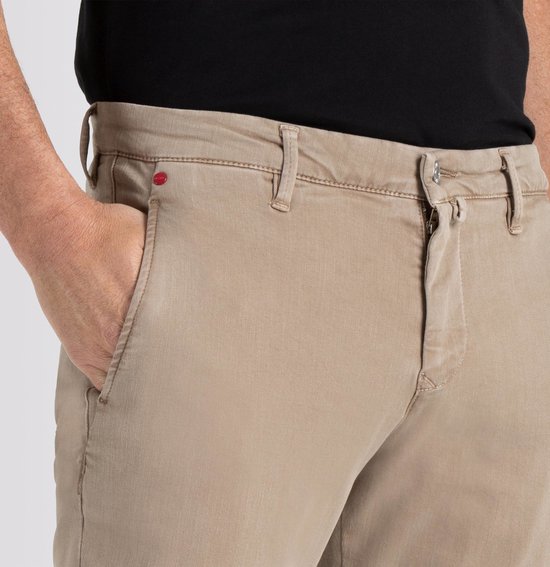 Mannen met beige Mac Jeans chino, detail van de voorkant met de hand in de zak.
