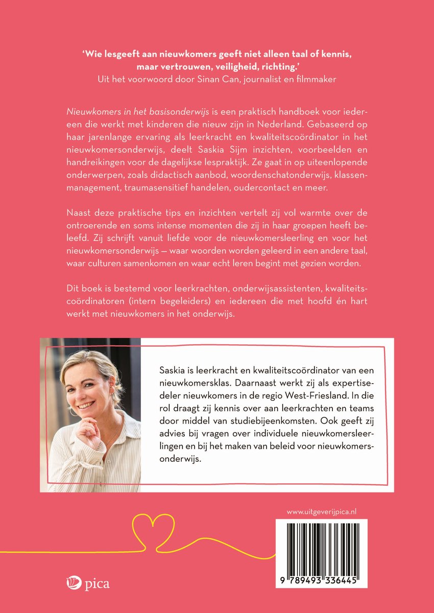 Foto van Saskia Sijm, lachend naar de camera, met haar boek 'Nieuwkomers in het basisonderwijs'.