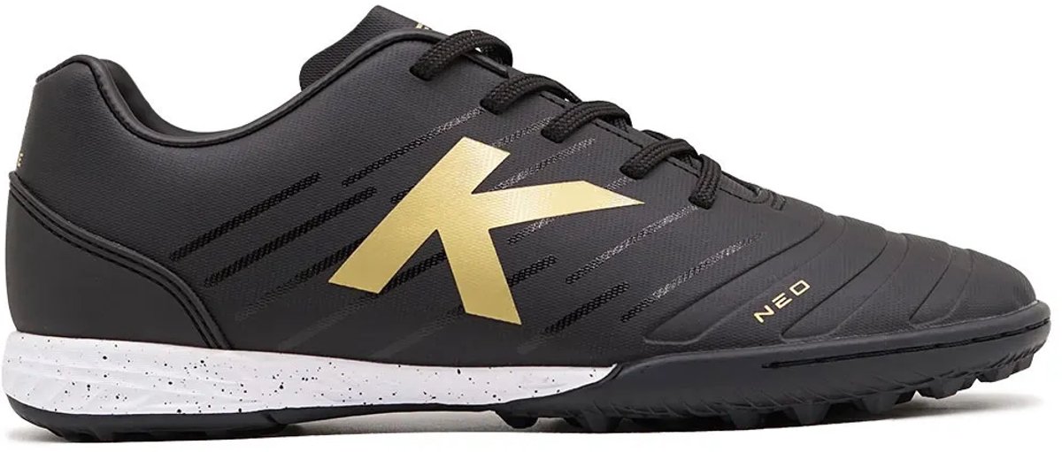Zwarte Kelme Neo Turf voetbalschoenen EU 45 met gouden logo en één stuk bovenwerk, ontworpen voor optimale grip.