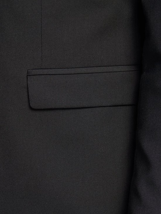 Close-up van de heupzak van een zwarte JACK & JONES blazer.