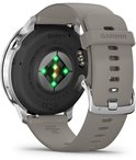 Achterkant zilverkleurig Garmin Venu 4 smartwatch met grijs bandje, hartslagsensor met groene lichten.
