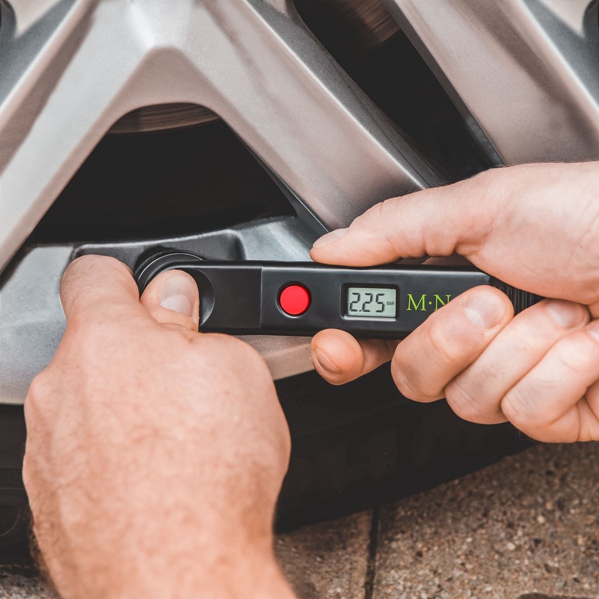Digitale bandenspanningmeter - bandencontrole, drukmeter, LCD-display, compact, automatische uitschakeling, geschikt voor de meeste auto's, meetbereik 0-6,9 bar, zwart [55780]