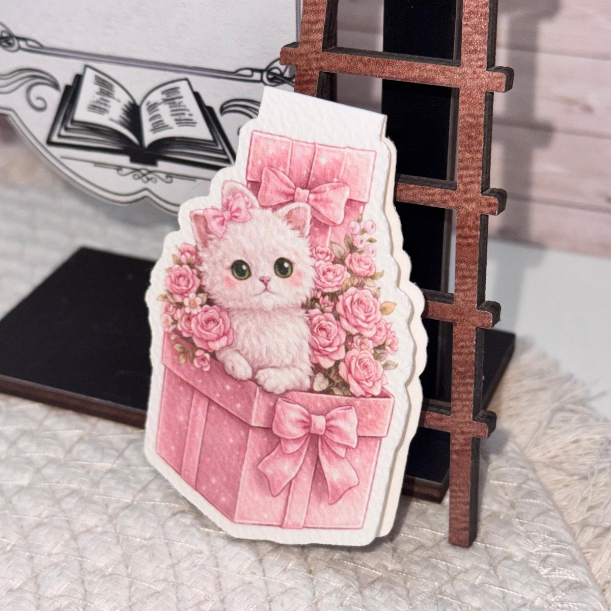 Nook and Note – Magnetische Boekenlegger – Kawaii Roze Kat in Cadeaudoos – Coquette Bookish Cadeau