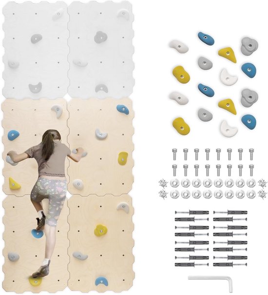 Een meisje klimt op een houten klimwand met grijze, gele en blauwe grepen. Naast de klimwand ligt een set met grijze, gele en blauwe grepen, schroeven, pluggen en een inbussleutel.