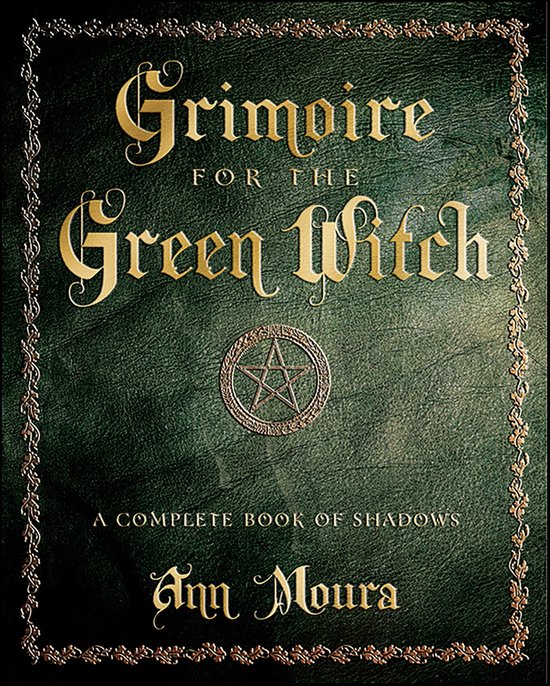 Boek met de titel 'Grimoire for the Green Witch' in gouden letters op een donkergroene, met leer beklede kaft. De tekst 'A COMPLETE BOOK OF SHADOWS' en de naam 'Ann Moura' staan onderaan.