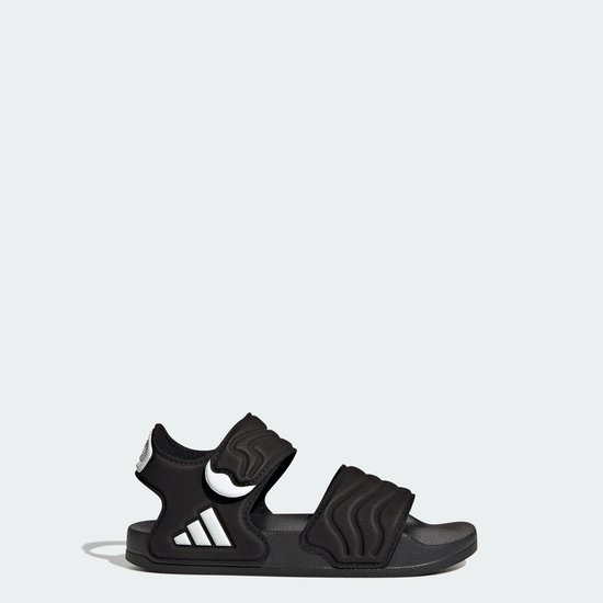 Zwarte Adidas Adilette sandalen voor kinderen met klittenbandsluiting en witte logo's.