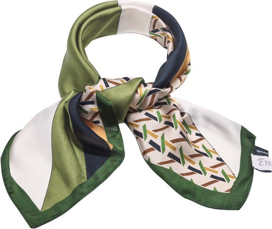 Geknoopte, vierkante satijnen sjaal met geometrische patronen in olijfgroen, wit, beige, goud en zwart.