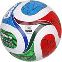 Voetbal met witte vlakken, rode, groene en blauwe patronen, FIFA-logo en gouden sterren.