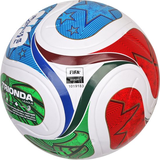Voetbal met witte vlakken, rode, groene en blauwe patronen, FIFA-logo en gouden sterren.