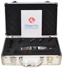 Zilverkleurige scheerkit koffer open met een tondeuse en toebehoren.