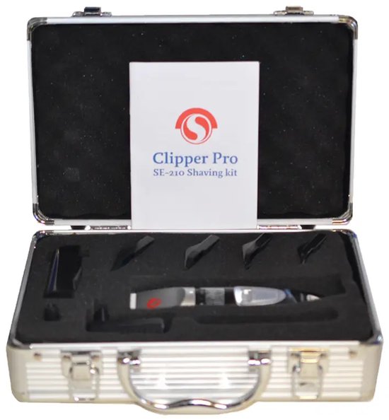 Zilverkleurige scheerkit koffer open met een tondeuse en toebehoren.