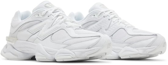 Paar witte New Balance 9060 sneakers, van de zijkant bekeken.