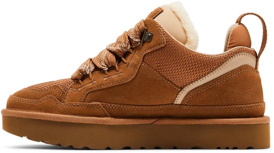 Bruine UGG sneaker met suède en mesh details, bont gevoerde kraag en brede veters.