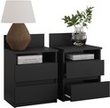Deux tables de nuit noires, l'une avec une lampe, l'autre avec un vase. Les deux ont deux tiroirs.