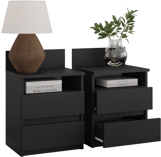 Deux tables de nuit noires, l'une avec une lampe, l'autre avec un vase. Les deux ont deux tiroirs.
