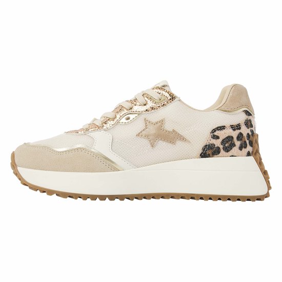 Gebroken witte sneaker met zandkleurige suède, panterprint, ster en golvende zool.