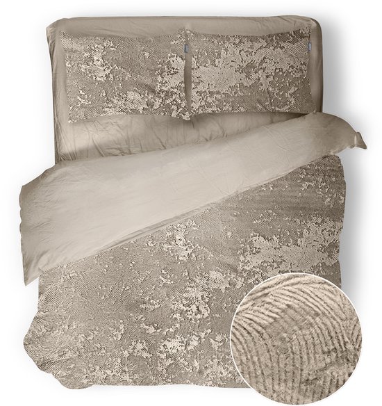 Een opgemaakt tweepersoonsbed met een beige dekbedovertrek. De overtrek heeft een gedetailleerd 3D-reliëf van golven.