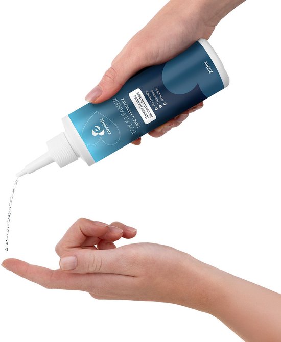 Handen houden een fles EasyGlide Toy Cleaner vast, terwijl vloeistof in een hand druppelt.