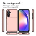 Roze gouden telefoonhoesje van imoshion met pasjeshouder, voor Samsung Galaxy A55 (5G). Zijkanten, voorkant en achterkant zichtbaar.