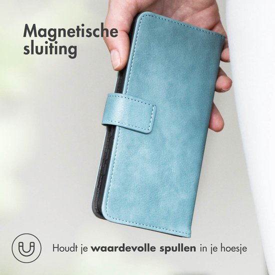 Hand die een lichtblauwe telefoonhoes in boekstijl vasthoudt met magnetische sluiting. Tekst: 'Magnetische sluiting' en 'Houdt je waardevolle spullen in je hoesje'.
