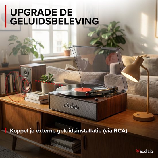 Retro platenspeler met houtlook in een woonkamer. Tekst: 'Upgrade de geluidsbeleving'.