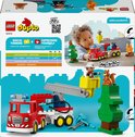 Boîte du set de camion de pompiers LEGO Duplo montrant un pompier, un arbre, un écureuil et des flammes.