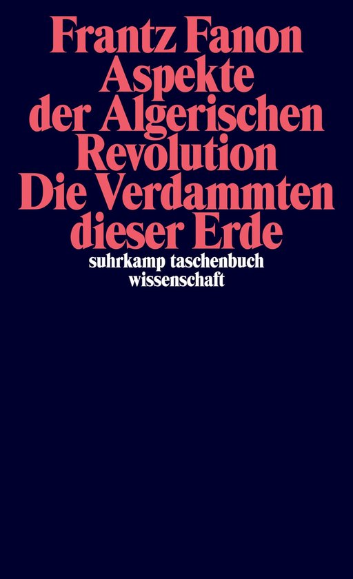 Boek met rode tekst 'Frantz Fanon Aspekte der Algerischen Revolution Die Verdammten dieser Erde' op een donkerblauwe achtergrond.