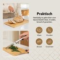 Een persoon snijdt brood, en een ander persoon snijdt kruiden. Iconen tonen vlees, kruiden, brood en groenten.