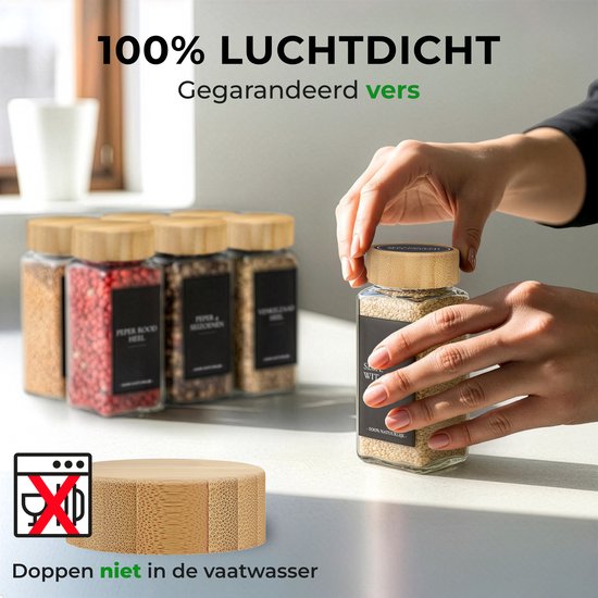 Een glazen kruidenpotje met een bamboedeksel, dat luchtdicht wordt afgesloten. Op de achtergrond vier andere kruidenpotjes.