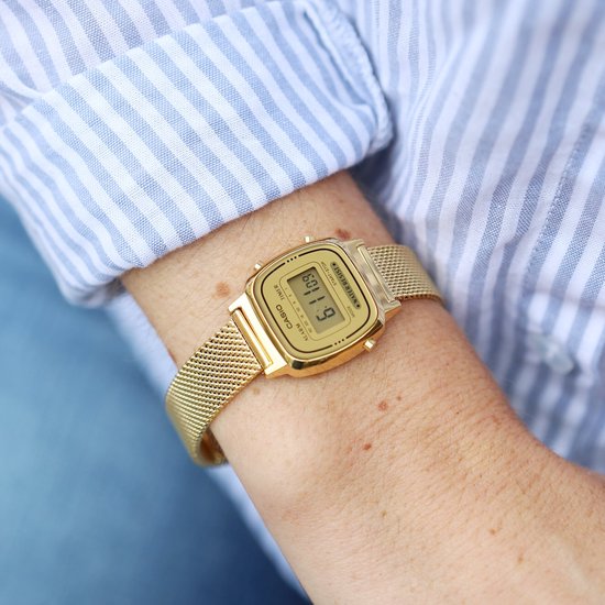 Gouden Casio dameshorloge met mesh band. Het display toont "6:1109".