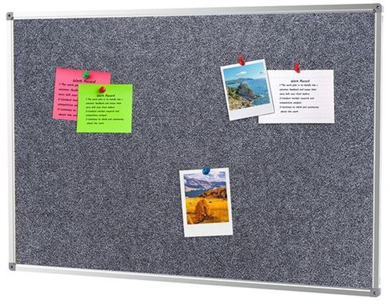 Een grijs vilten prikbord met een zilverkleurige rand, versierd met twee notities en twee ansichtkaarten.