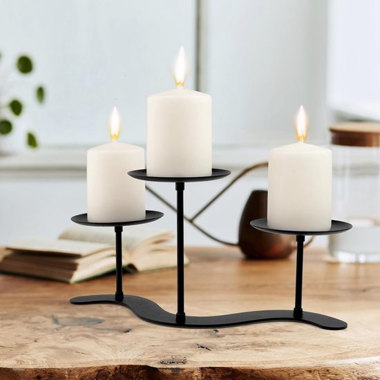 Een olielamp van blauw glas met handgeschilderd decor. - N.V. Veilinghuis