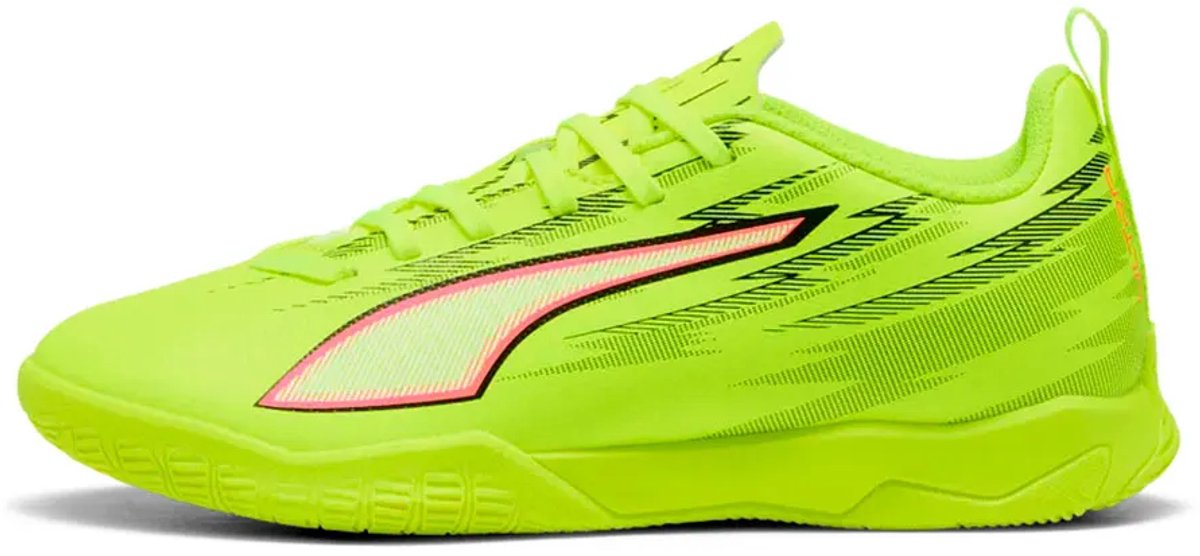 Puma Ultra 6 voetbalschoenen in felgeel, met mesh bovenwerk en lichtgewicht ondersteuning voor stabiliteit. EU 29.